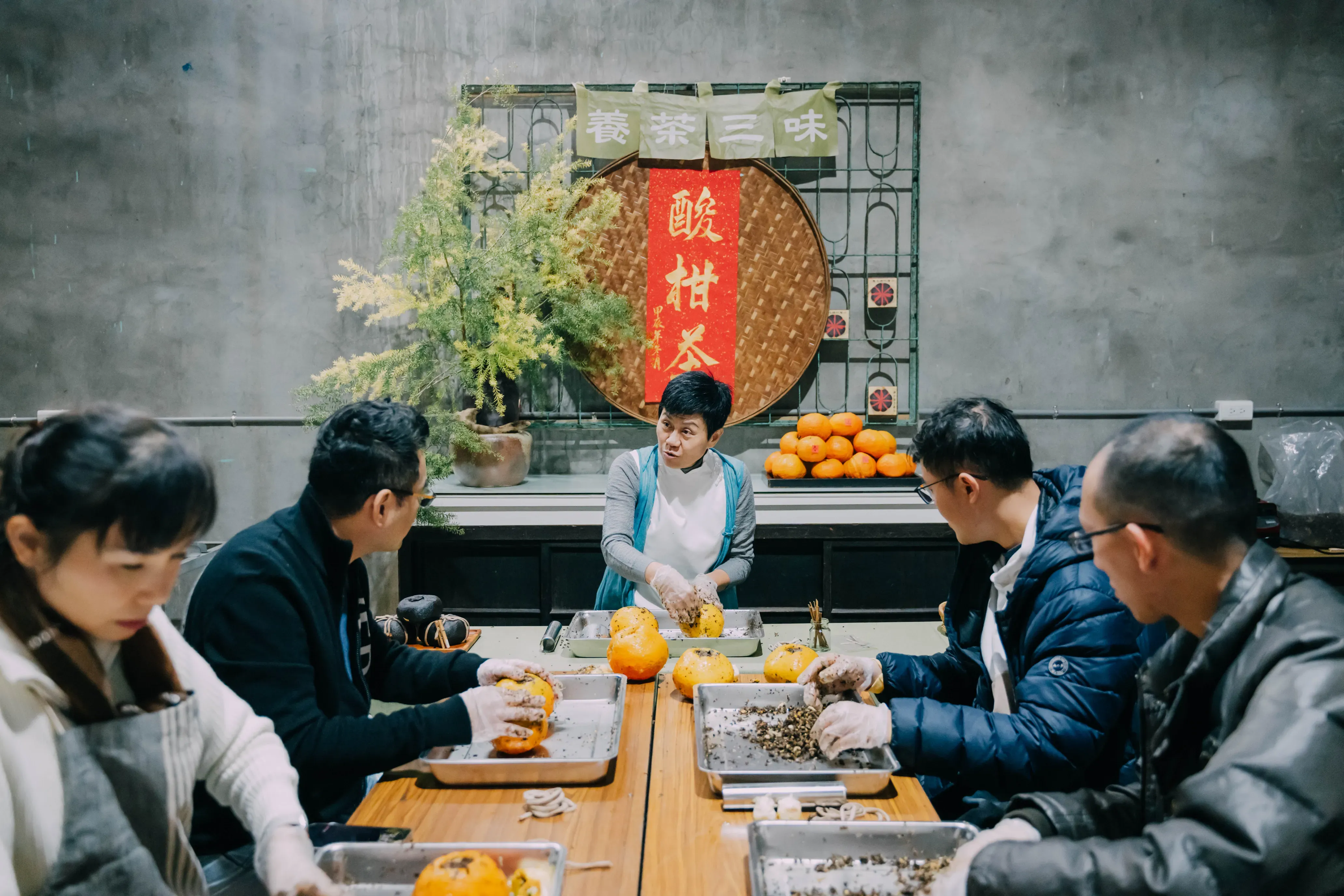 學員參加養茶三味酸柑茶DIY體驗,與茶師美玉姐互動